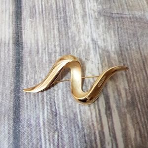 Vintage gold tone brooch